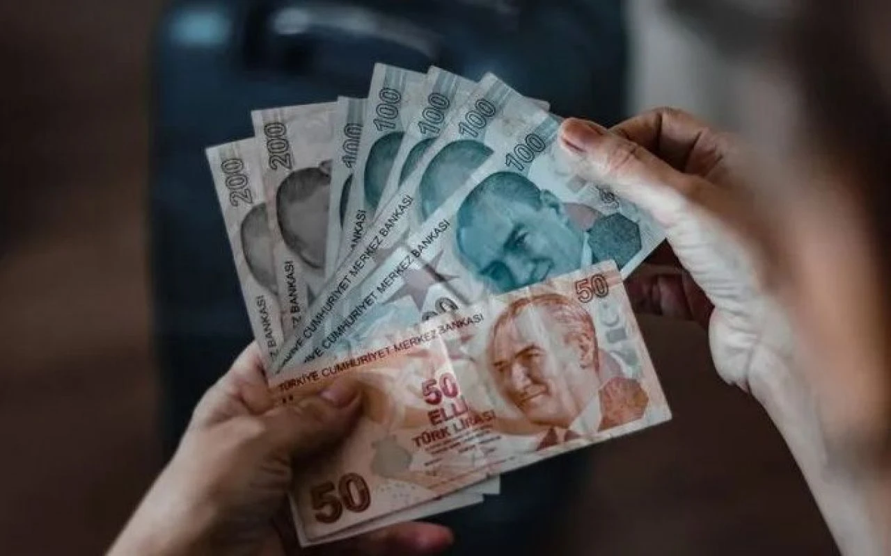 Emekli maaşı taşımak için teklifleri tek tek karşılaştırıyor! 15 bin lira promosyon veren banka hangisi?