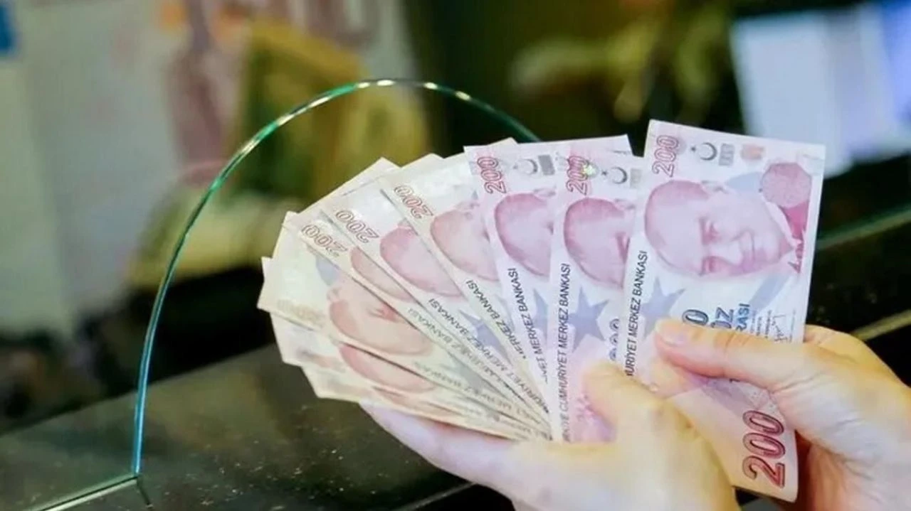 Emekli maaşı taşımak için teklifleri tek tek karşılaştırıyor! 15 bin lira promosyon veren banka hangisi?