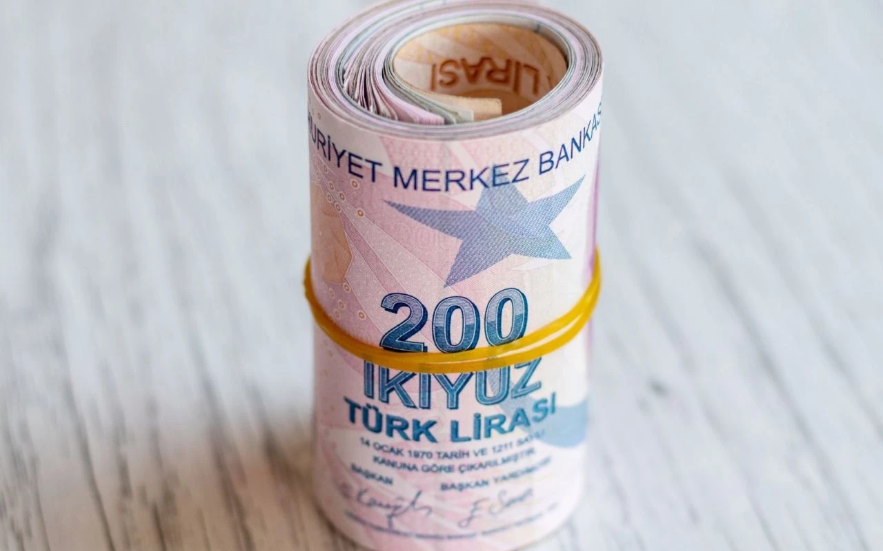Emekli maaşı taşımak için teklifleri tek tek karşılaştırıyor! 15 bin lira promosyon veren banka hangisi?