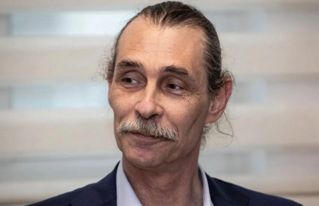 Erdal Beşikçioğlu yerel seçim zaferini Erik Dalı oynayarak kutladı