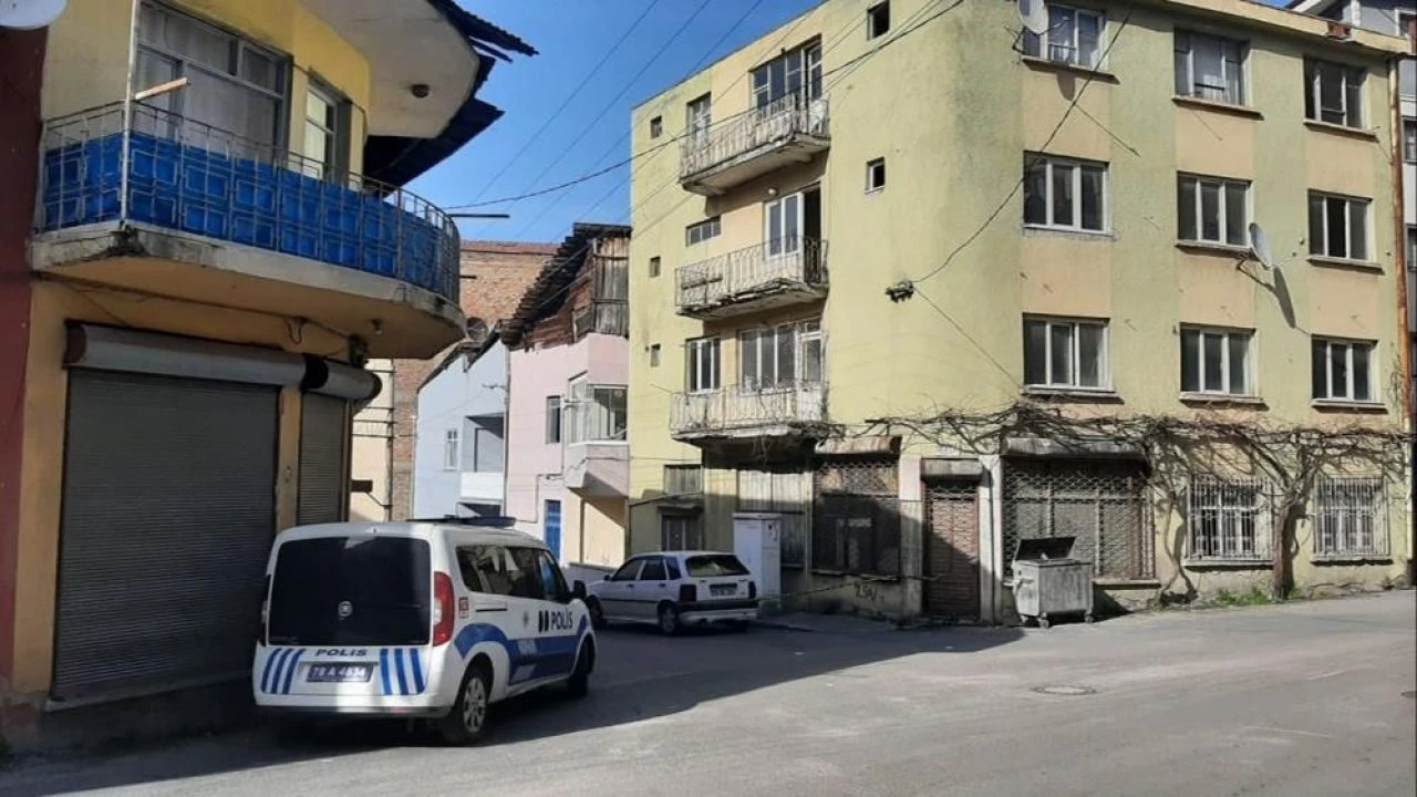 Evin balkonundan kopan taş parçaları otomobilde hasara neden oldu - 2. Resim