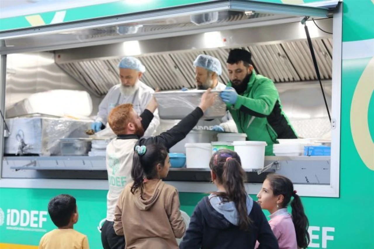 İDDEF, Türkiye dahil 32 ülkede iftar sofraları kuruyor