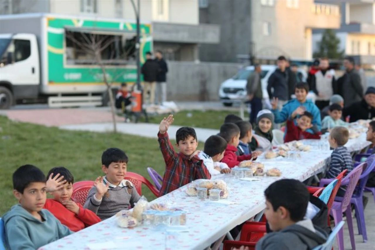 İDDEF, Türkiye dahil 32 ülkede iftar sofraları kuruyor