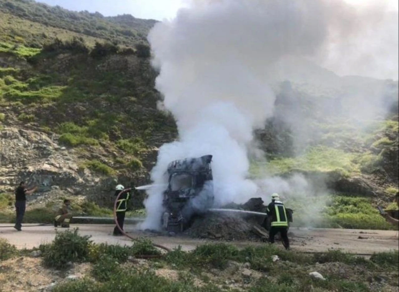 İş makinesi yüklü tır alevlere teslim oldu