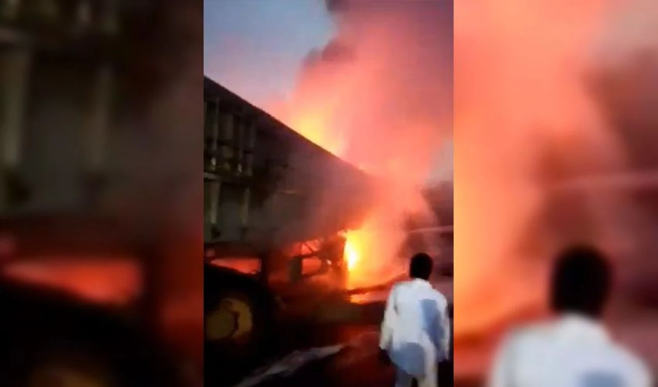 Kamyon park halindeki otobüse çarptı: Çok sayıda ölü var - 1. Resim