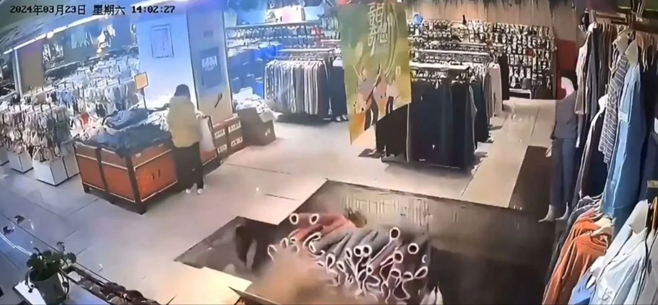 Mağazanın zemini aniden çöktü! İşte o felaket anları - 2. Resim