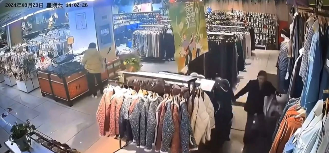 Mağazanın zemini aniden çöktü! İşte o felaket anları - 1. Resim