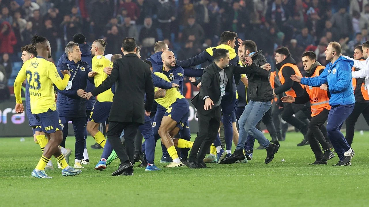 PFDK'ya sevk edilen Fenerbahçeli futbolcular Adana Demirspor maçında oynayabilecek mi? - 1. Resim