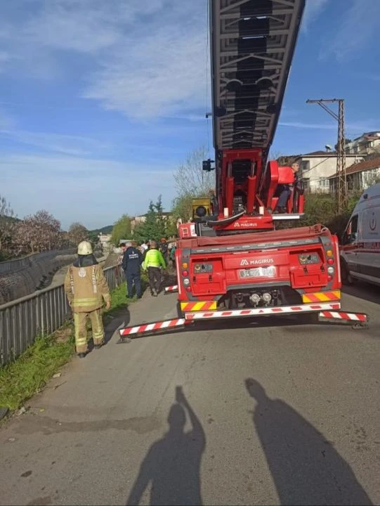 Sultanbeyli'de araç dereye uçtu: 3 yaralı - 2. Resim