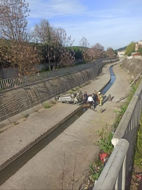 Sultanbeyli'de araç dereye uçtu: 3 yaralı - 1. Resim