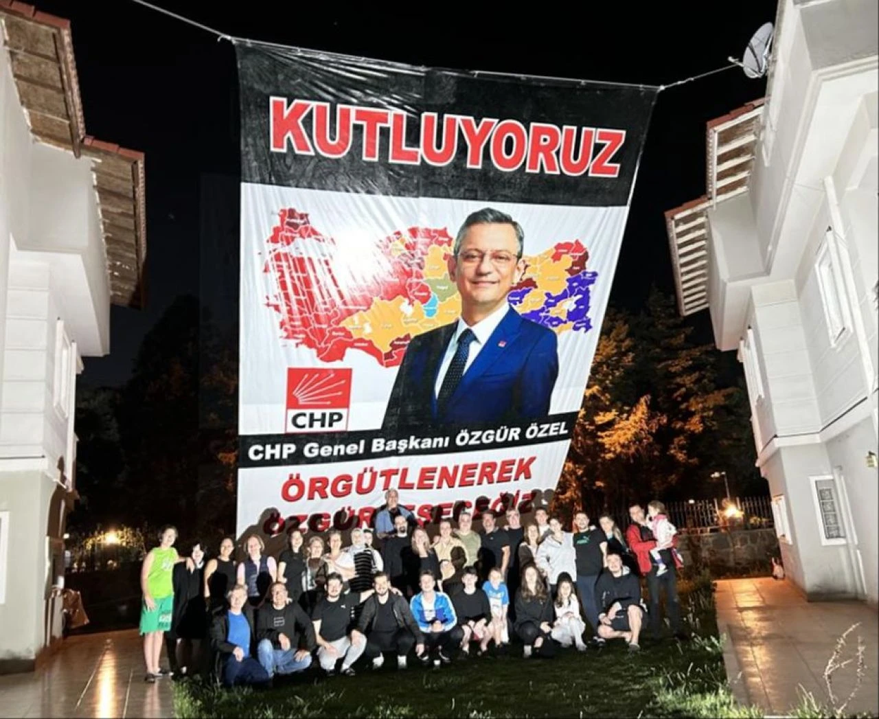 CHP Genel Başkanı Özel'e komşularından kutlama  - 1. Resim