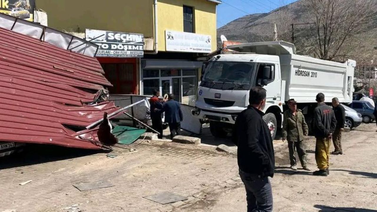 Freni boşalan kamyon 10 araç ve 4 iş yerine çarparak durabildi