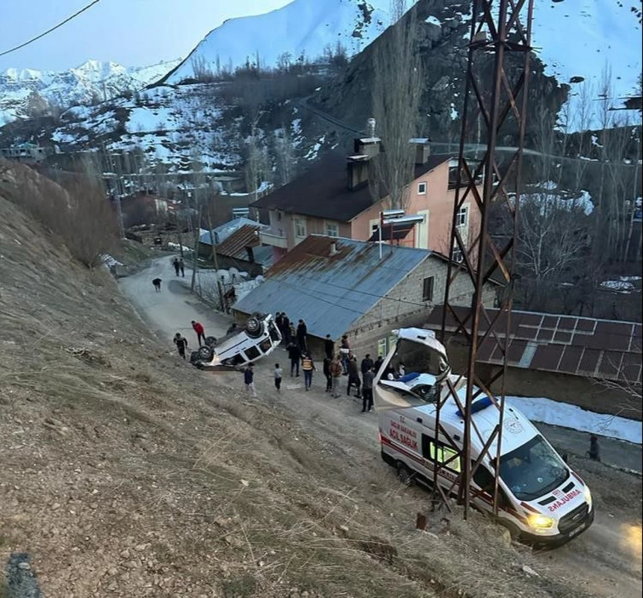 Hakkari'de şarampole devrilen araçta 2 kişi yaralandı
