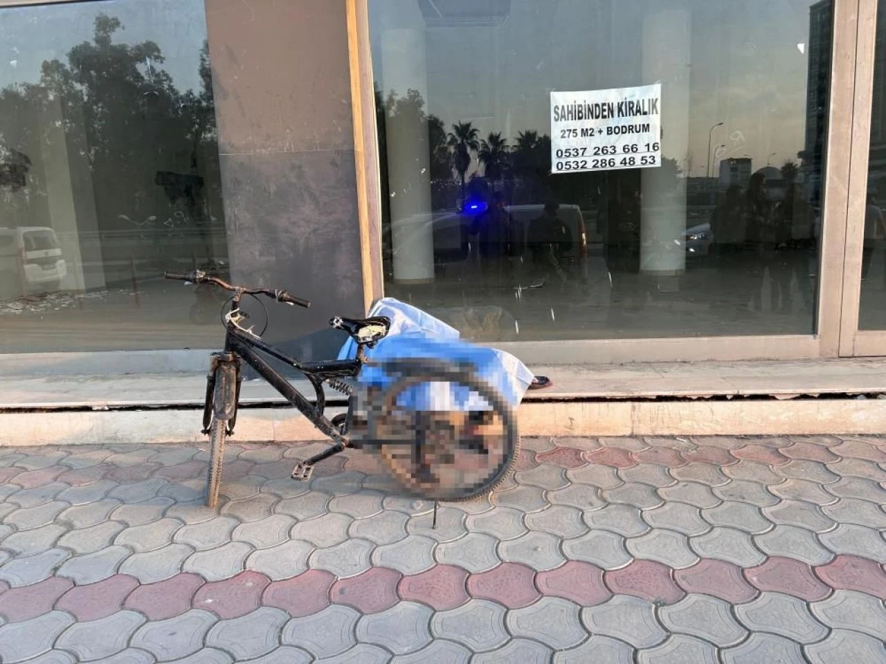 Hatay’ın İskenderun ilçesinde bir kişi kaldırımda ölü bulundu. 58 yaşındaki adamın kalp krizi geçirerek öldüğü olduğu tespit edildi. - 1. Resim