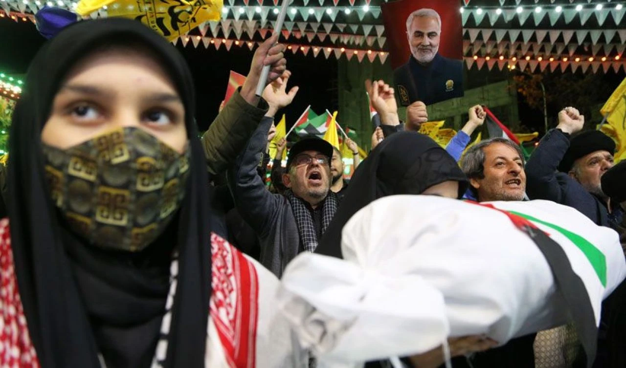 İsrail'in İran'ın Şam Konsolosluğu'nu vurmasının ardından halk ayaklandı: Füzeye karşı füze