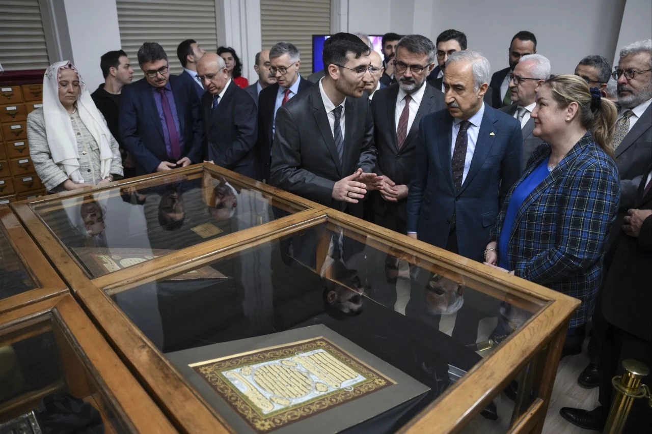 İstanbul Üniversitesi kutsal emanetleri ziyarete açtı