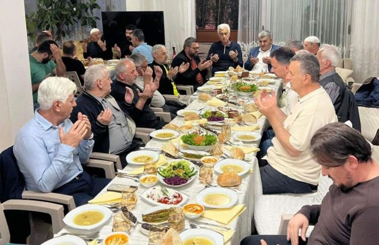 Makedonya'dan Mekke'ye bisiklet yolculuğu: Dua ve tekbirlerle karşılandılar! - 1. Resim
