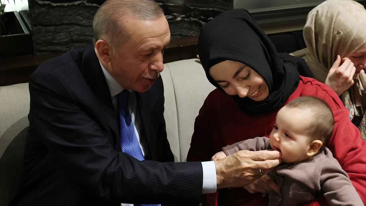 Cumhurbaşkanı Erdoğan'dan sürpriz ziyaret! İftar sonrası gençlerle buluştu - 4. Resim