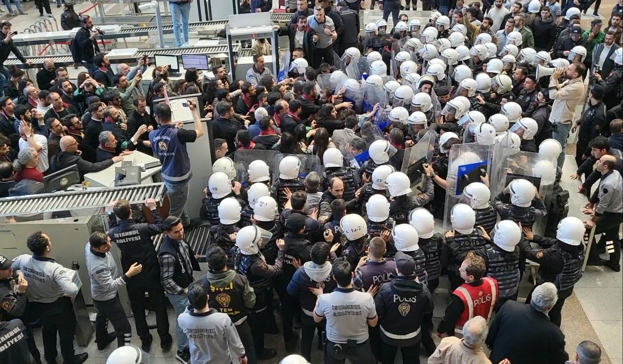 İstanbul'da izinsiz Van olaylarına müdahale: 100'ü aşkın gözaltı var - 2. Resim
