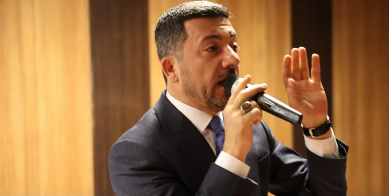 İYİ Partili başkan Rasim Arı'nın ilk talimatı Arapça tabelaların kaldırılması oldu