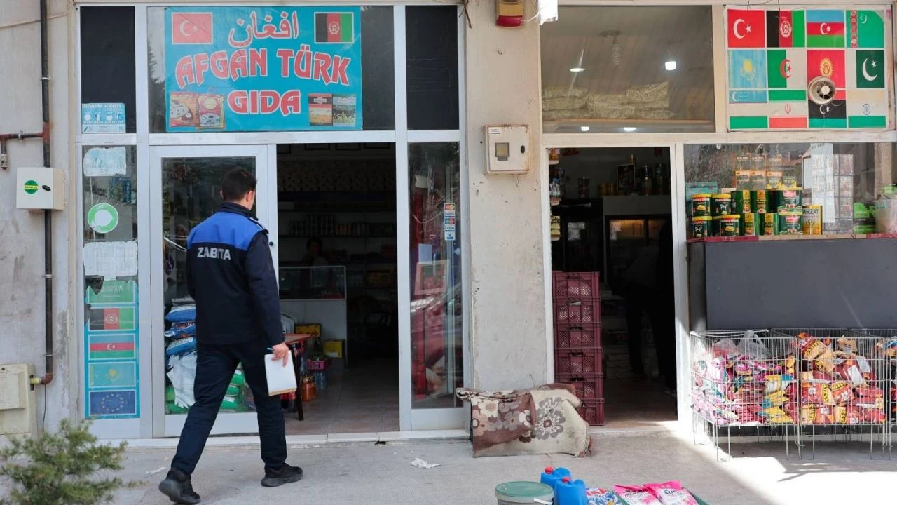 İYİ Partili başkan Rasim Arı'nın ilk talimatı Arapça tabelaların kaldırılması oldu