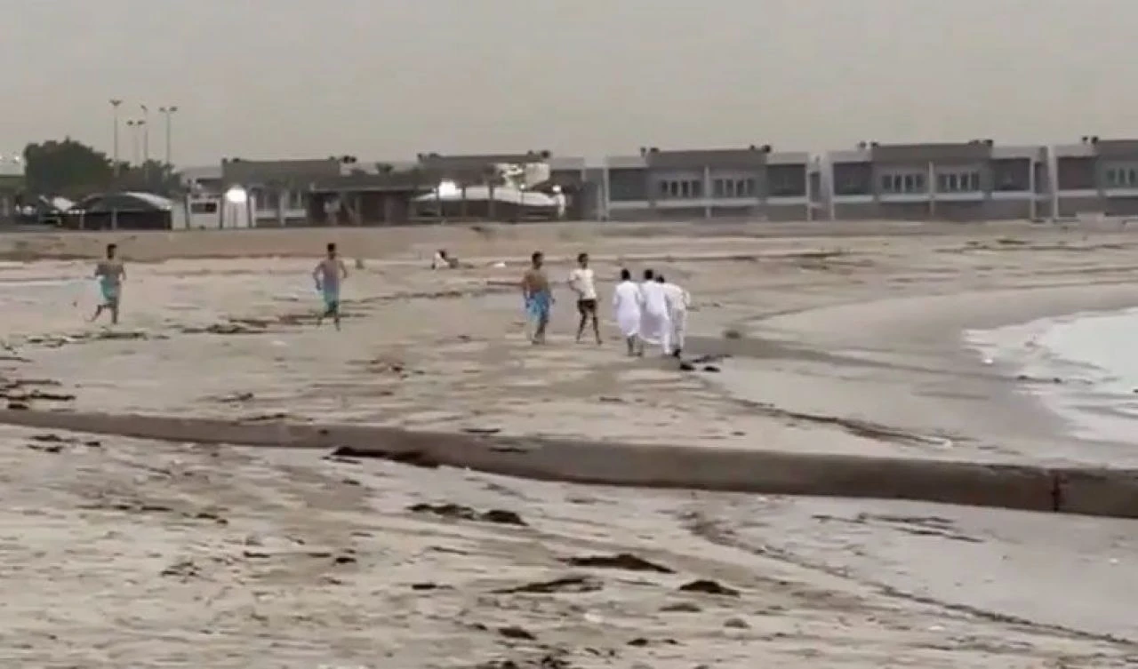 Kumsalda drift az kalsın faciaya neden oluyordu: Aracın camından denize fırladı - 3. Resim