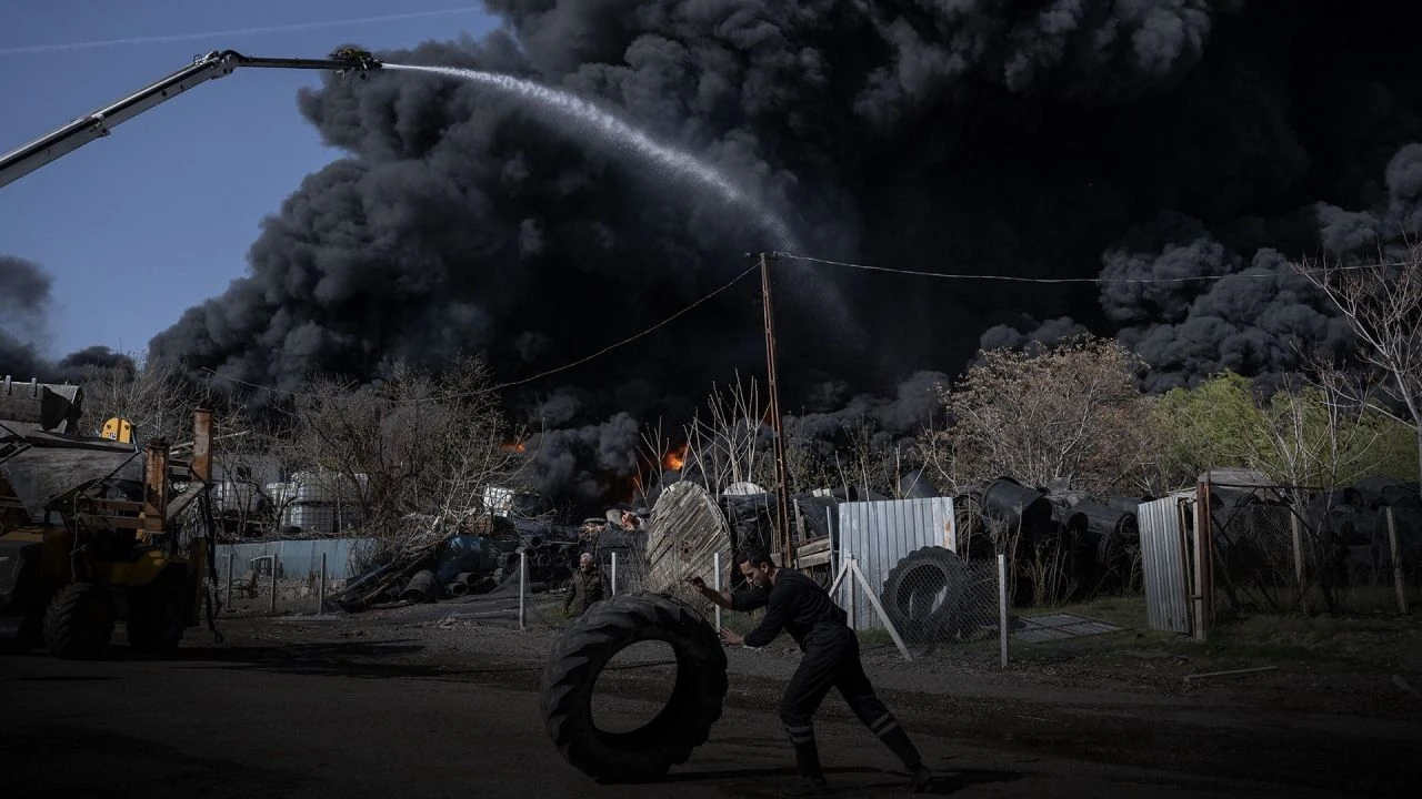 Son dakika! Ankara'da Hurdacılar Sitesi'nde yangın: Dumanlar gökyüzünü kapladı - 1. Resim