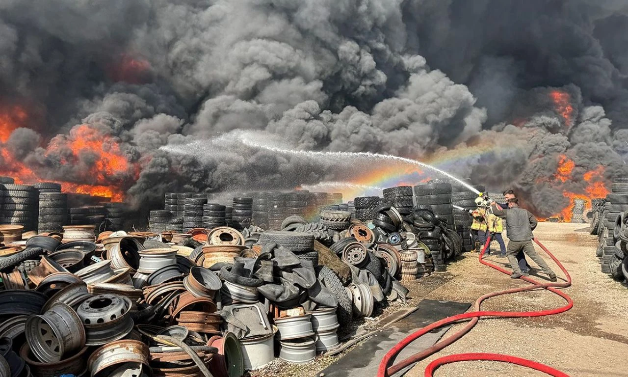 Son dakika! Ankara'da Hurdacılar Sitesi'nde yangın: Dumanlar gökyüzünü kapladı - 2. Resim