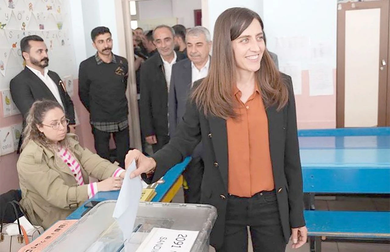 DEM Partili Sönük'e tepki! Mazbatasını aldı, "Kürdistan" dedi!