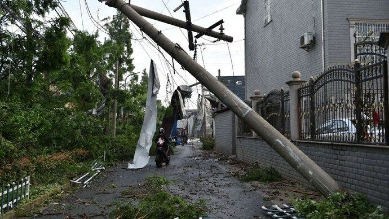 Ekstrem hava şartları pencereleri kopardı insanlar binalardan uçtu!