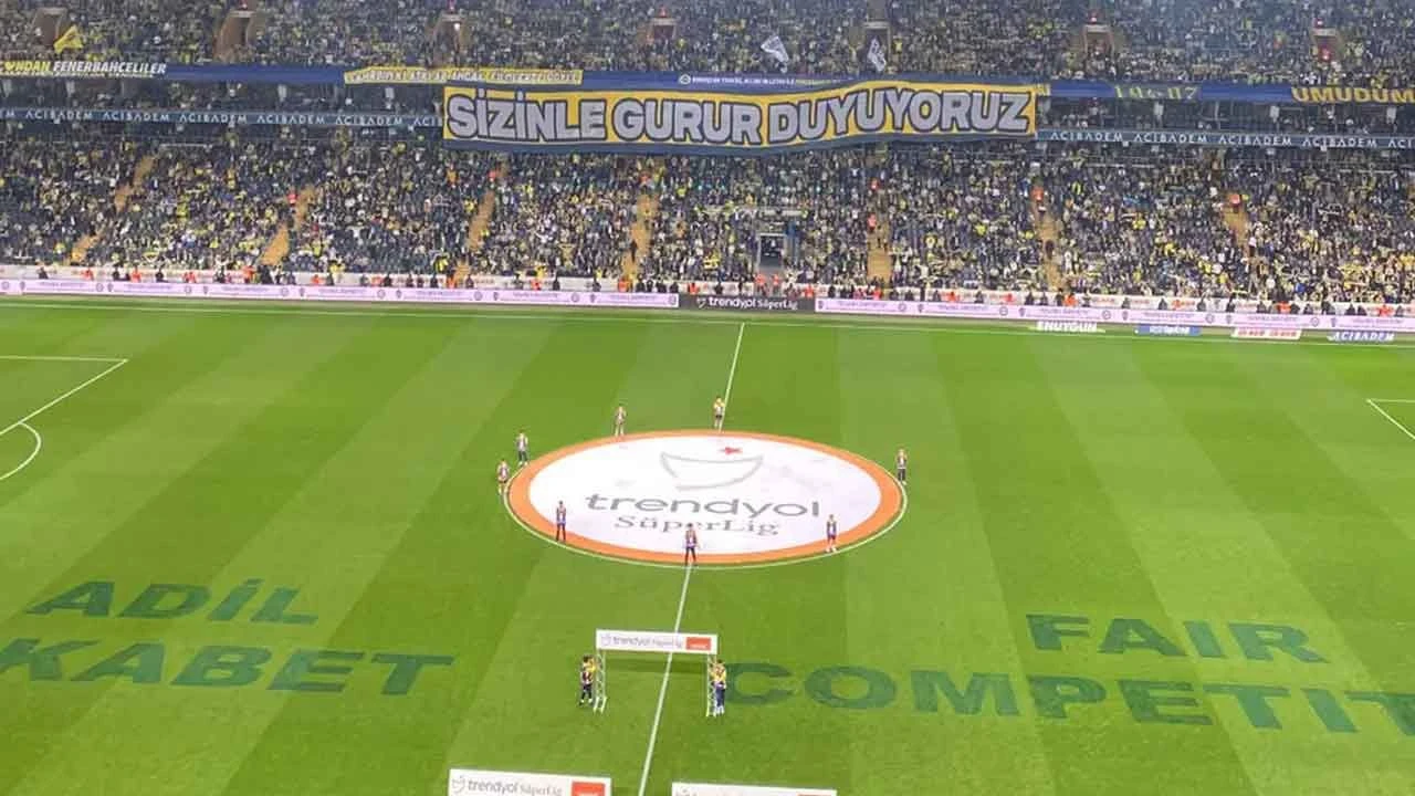 Fenerbahçe Adana Demirspor maçına çimler damga vurdu! Milyonlar gördü... - 1. Resim