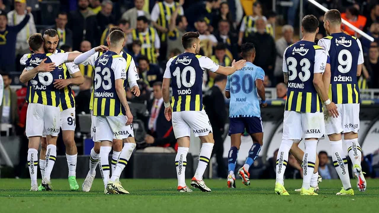 Fenerbahçe Adana Demirspor maçına çimler damga vurdu! Milyonlar gördü... - 3. Resim