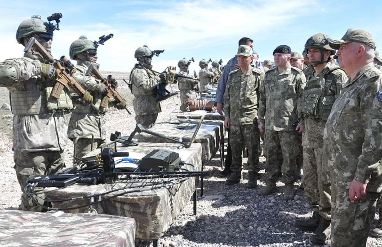 Kahraman Türk ordusundan gözdağı! Kış tatbikatı nefesleri kesti