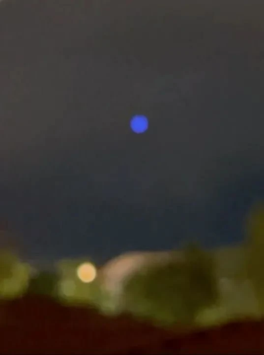 Mavi ışıklı UFO herkesi tedirgin etti! Şehrin üzerinde adeta bir çizgi çizdi - 3. Resim