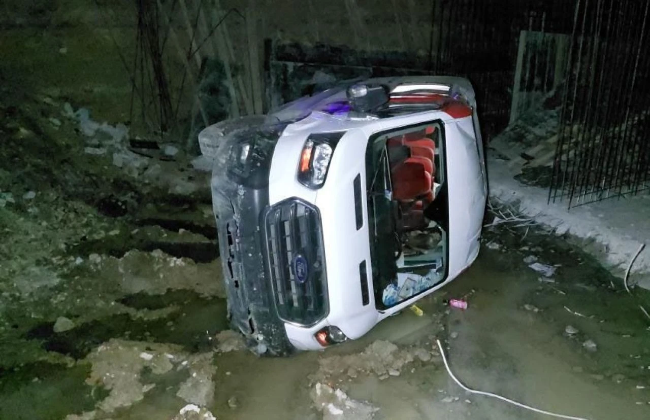 Minibüs 8 metrelik çukura düştü: Faciadan dönüldü!