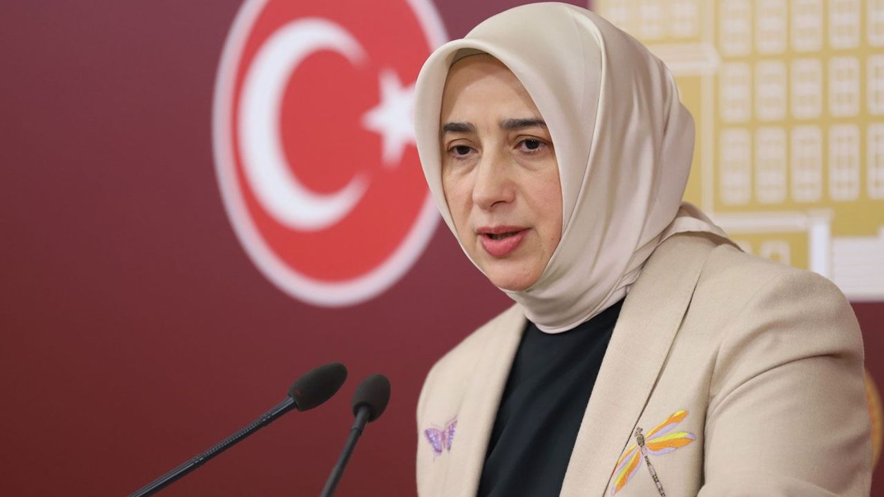 Özlem Zengin görevden alındı mı? AK Parti&#039;den flaş açıklama