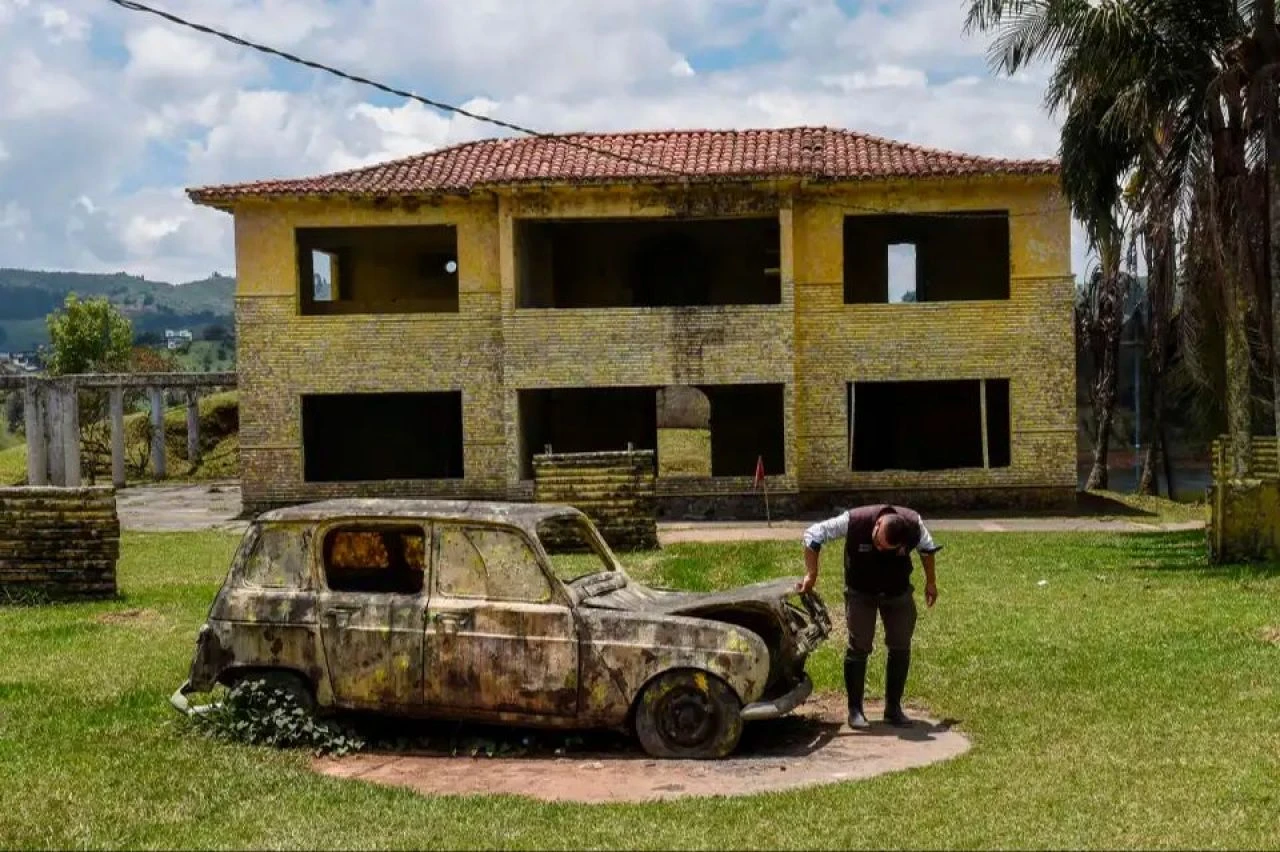 Saklı malikanede hazine avı! Herkes gizli parayı arıyor - 3. Resim