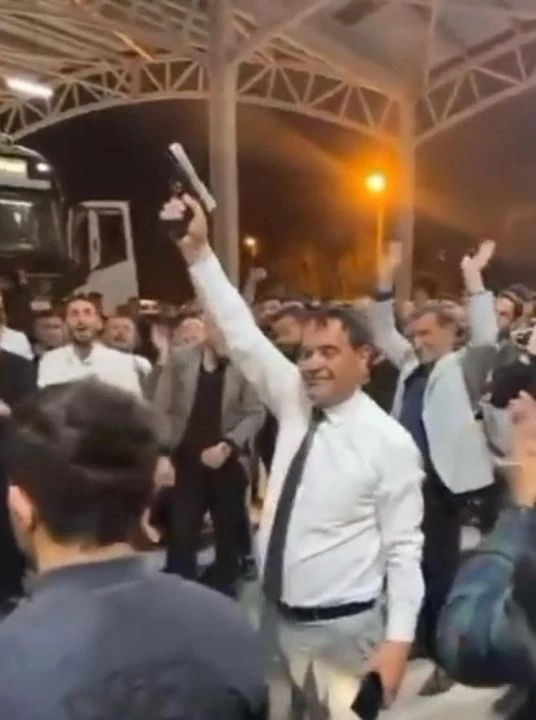 Seçimi kazanan başkanın kutlama şekli tepki çekti! Savcılıktan soruşturma - 1. Resim