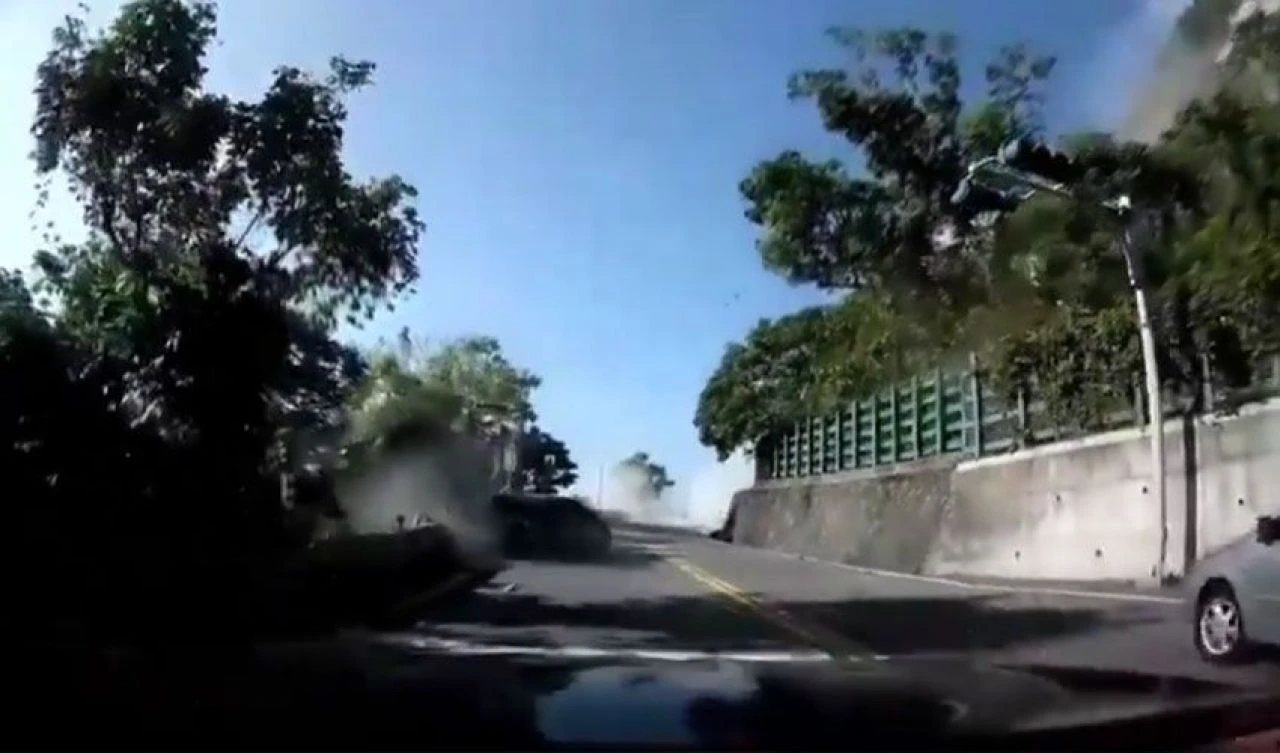 Tayvan'daki korkunç depremde dağdan kopan kaya arabayı kağıt gibi ezdi! İşte o anlar - 1. Resim