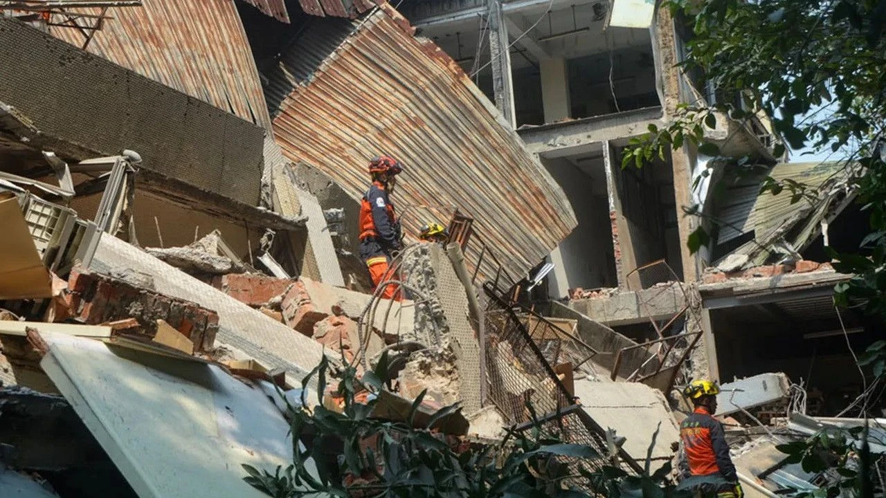 Tayvan'daki korkunç depremde dağdan kopan kaya arabayı kağıt gibi ezdi! İşte o anlar - 3. Resim