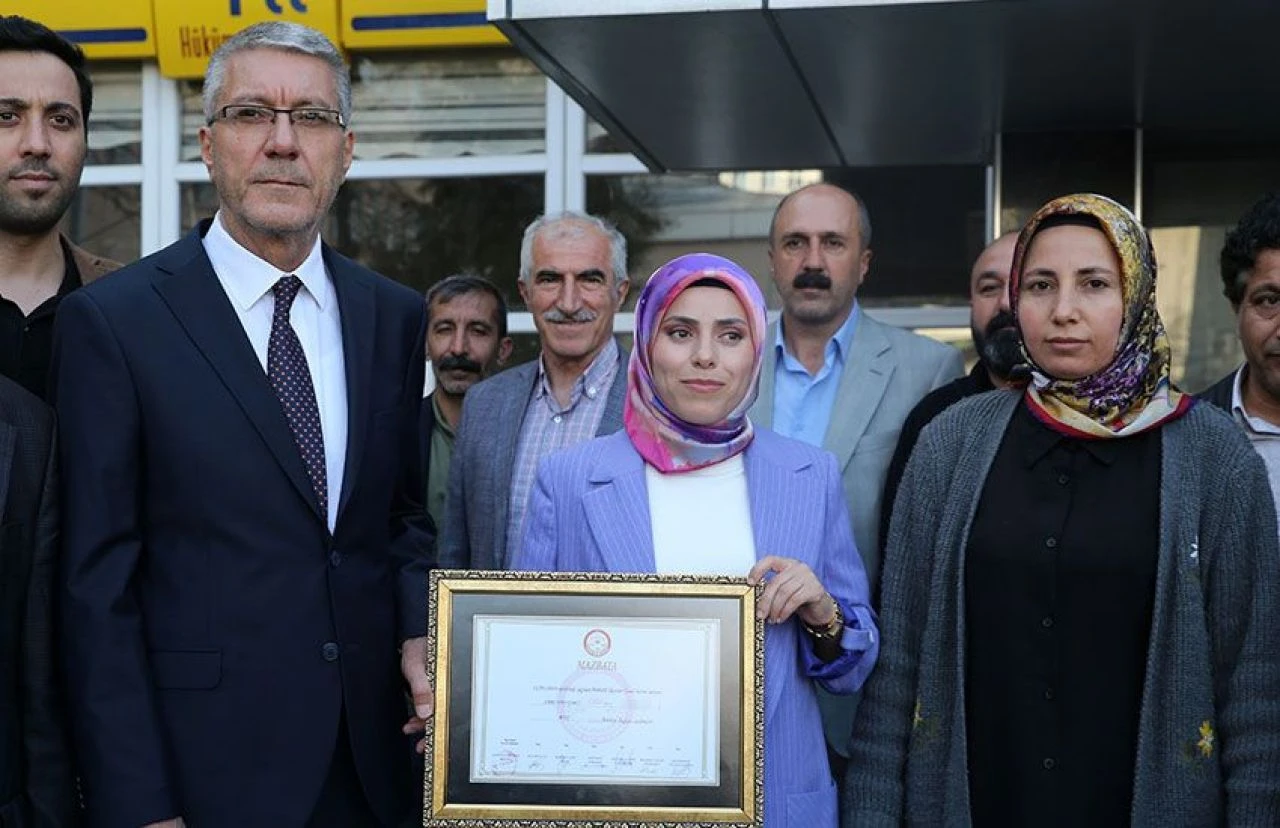 ‘Tutuklandı’ denilen DEM Parti adayı Söylemez mazbatasını aldı - 1. Resim