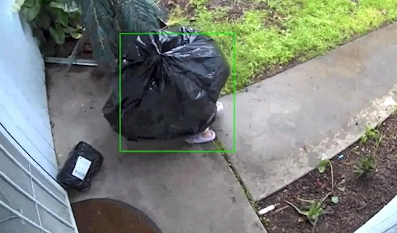 300 TL'lik kargo için çöp poşeti giydi! Paytak paytak yürüyüp çaldı