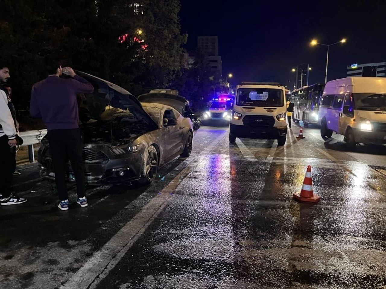 Bağcılar’da lüks otomobil alev alev yandı