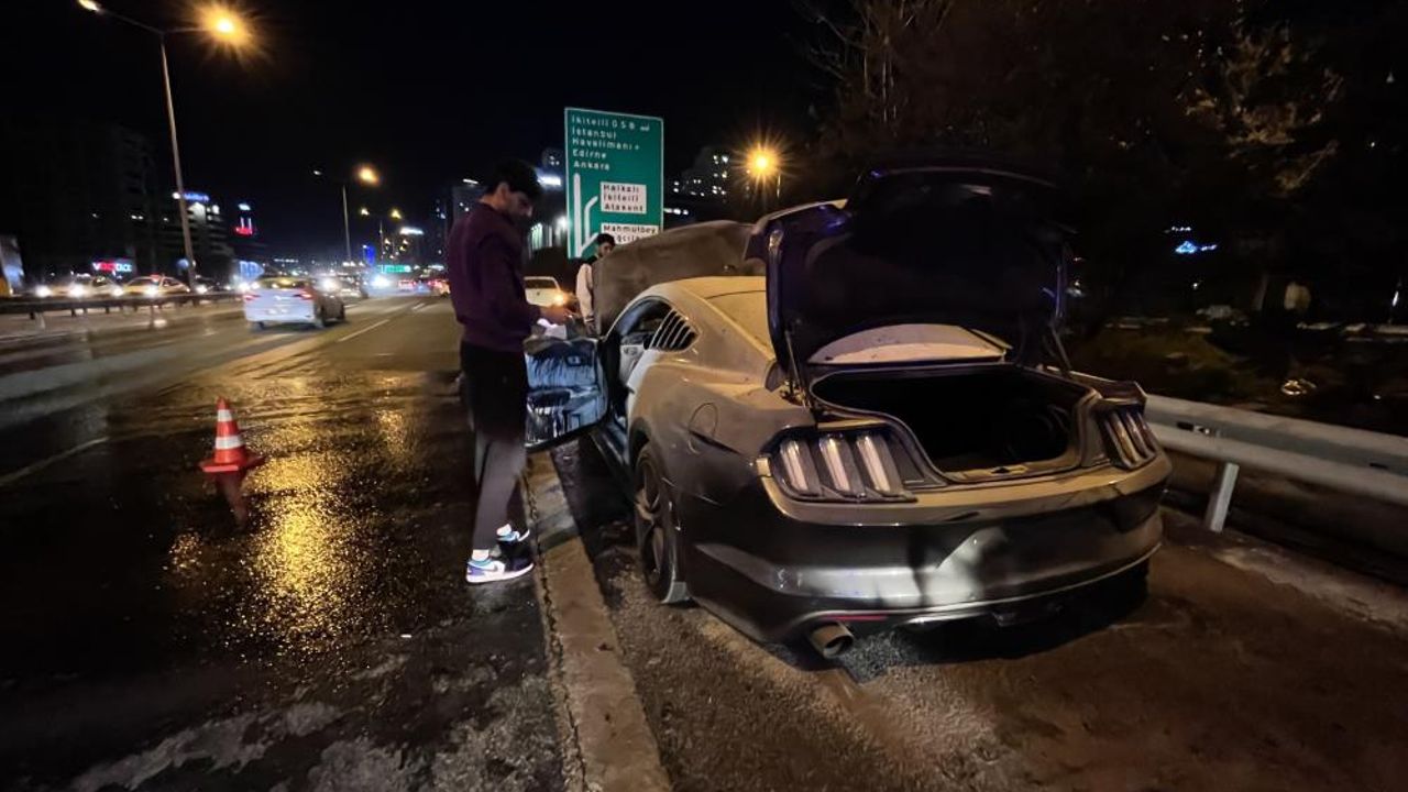 Bağcılar’da lüks otomobil alev alev yandı