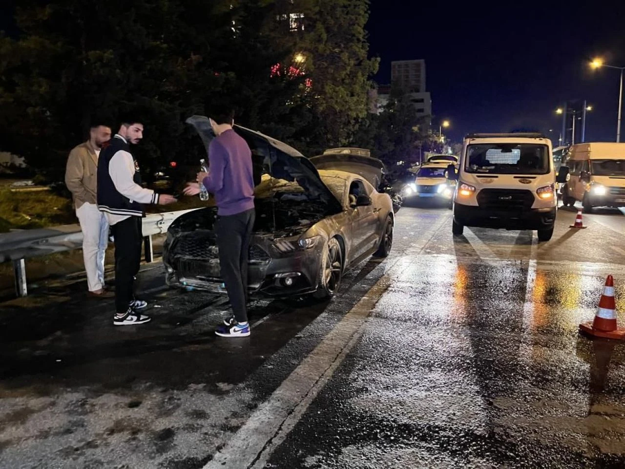 Bağcılar’da lüks otomobil alev alev yandı