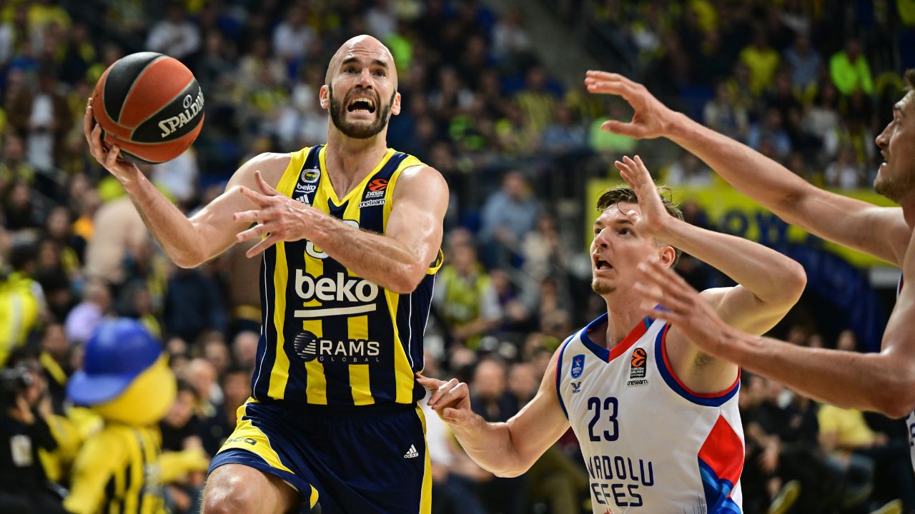 EuroLeague&#039;de derbiyi Anadolu Efes kazandı