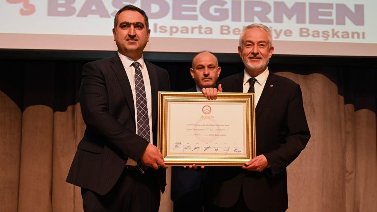 İkinci kez Isparta Belediye Başkanı seçilen Şükrü Başdeğirmen mazbatasını aldı