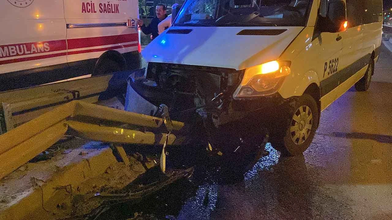 İşçi servisi yol ayrımındaki bariyere çarptı: 5 yaralı - 1. Resim