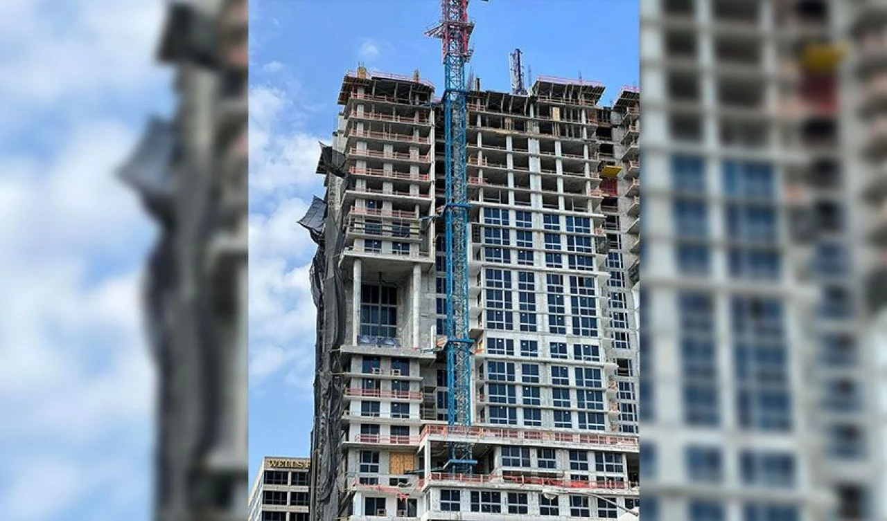 Kabus gibi anlar! Vinç aracın üstüne düştü