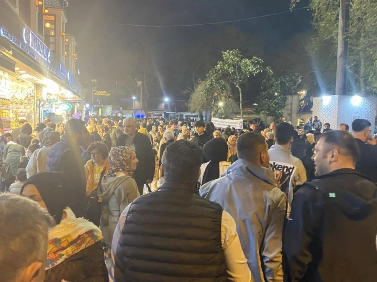 Kadir Gecesi'nde vatandaşlar Eyüpsultan’a akın etti - 3. Resim